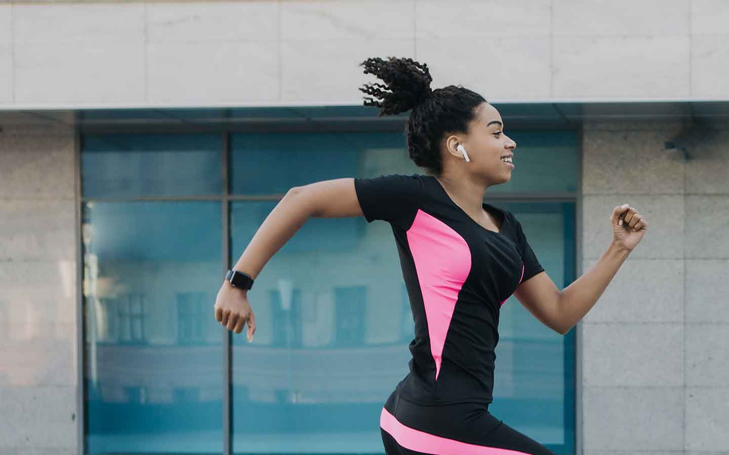 ragazza che corre motivata per raggiungere il suo obiettivo