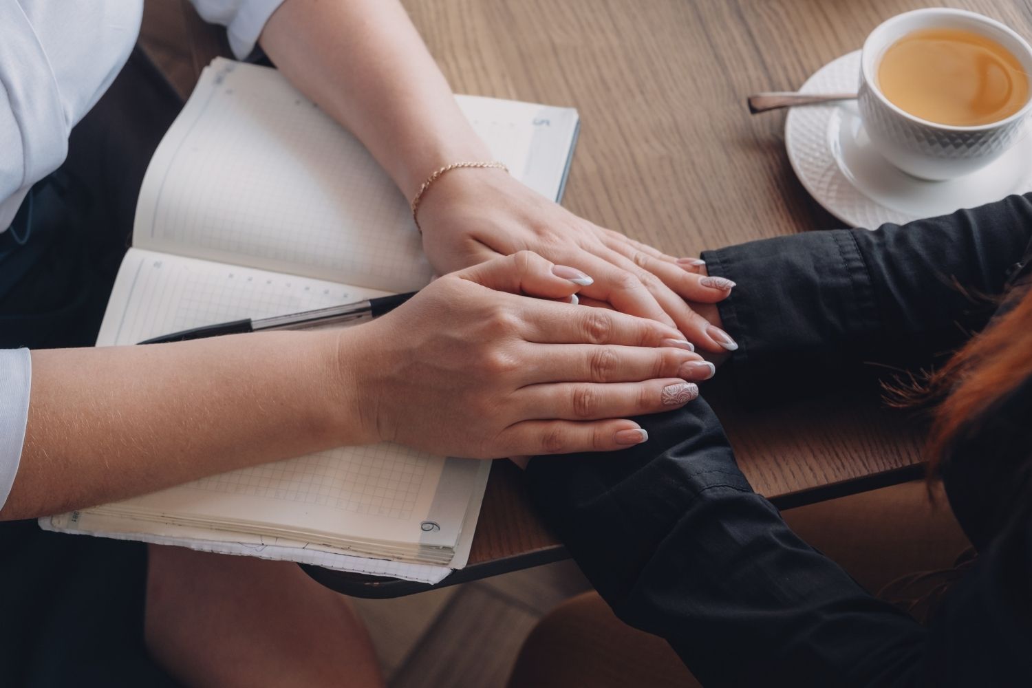 Mani femminili che si tengono in segno di comprensione