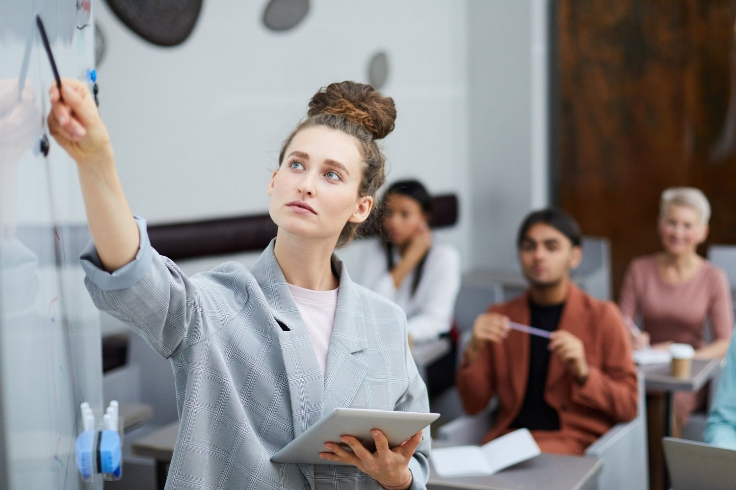 business coach che motiva un team di vendita attraverso attività di formazione