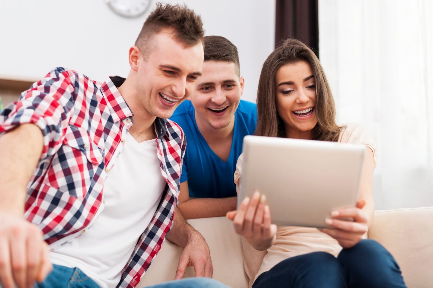 Come convincere i clienti che il tuo prodotto è quello giusto_gruppo di amici che sorridono davanti a un tablet