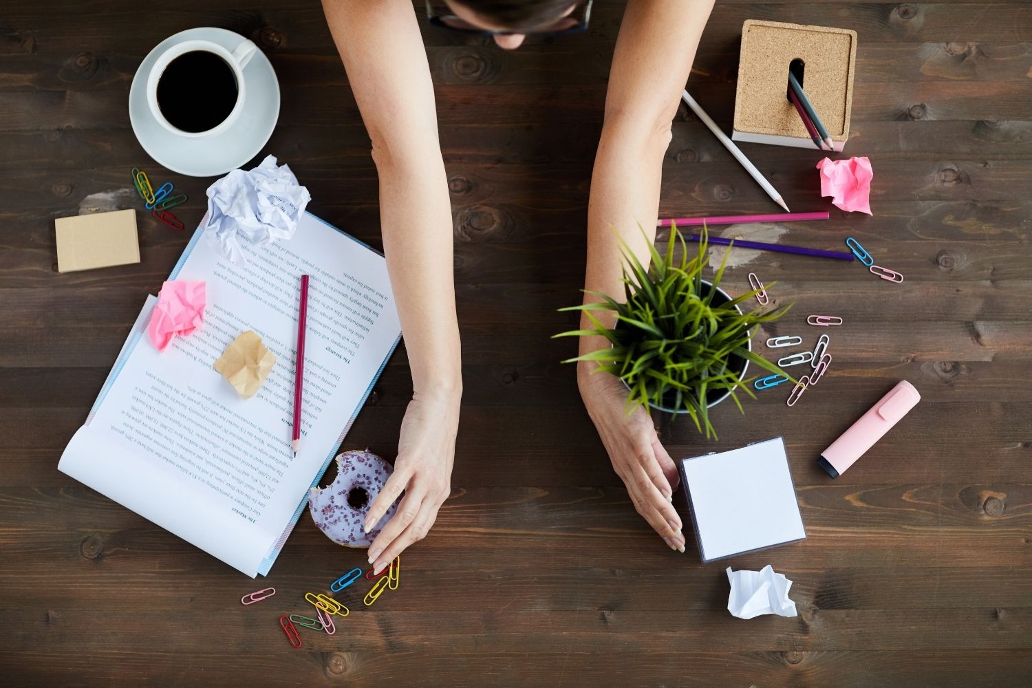 Come gestire il tempo del proprio lavoro_donna che ordina la sua scrivania